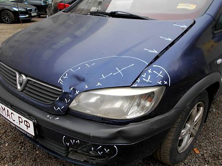 Поврежденная передняя часть Opel Zafira